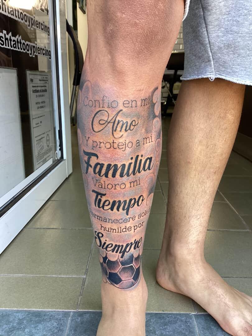 Tatuaje de letras y diseño personalizado realizado en el estudio Goldfish