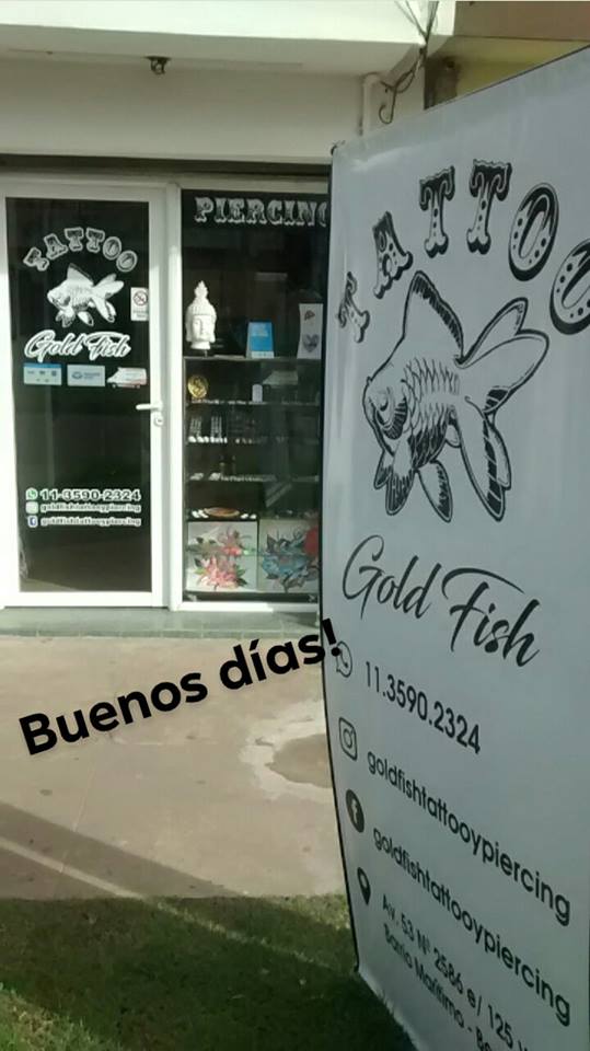 Vidriera del local con el cartel de Goldfish Tattoo & Piercing
