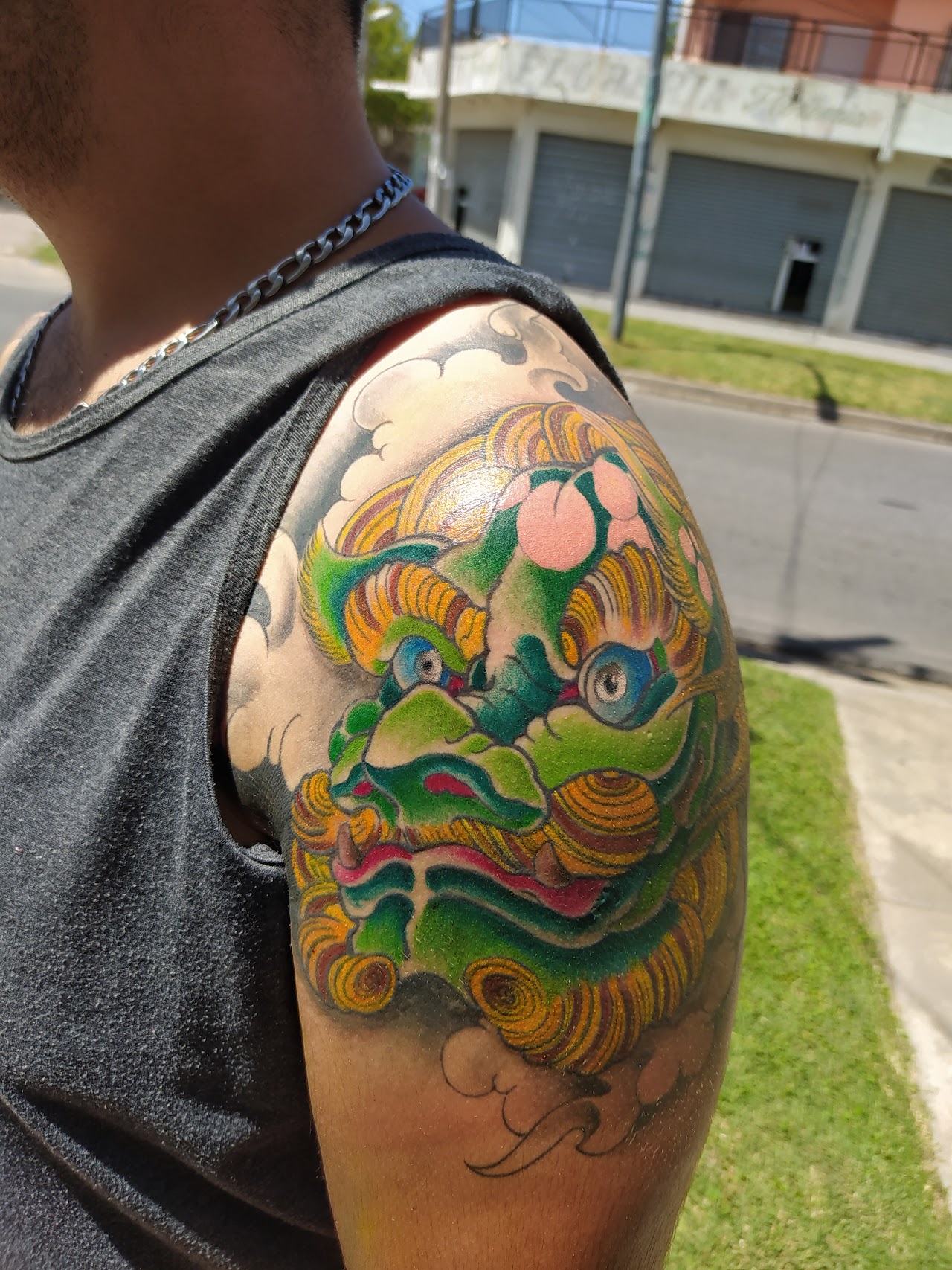 Tatuaje tradicional japonés a color en el brazo
