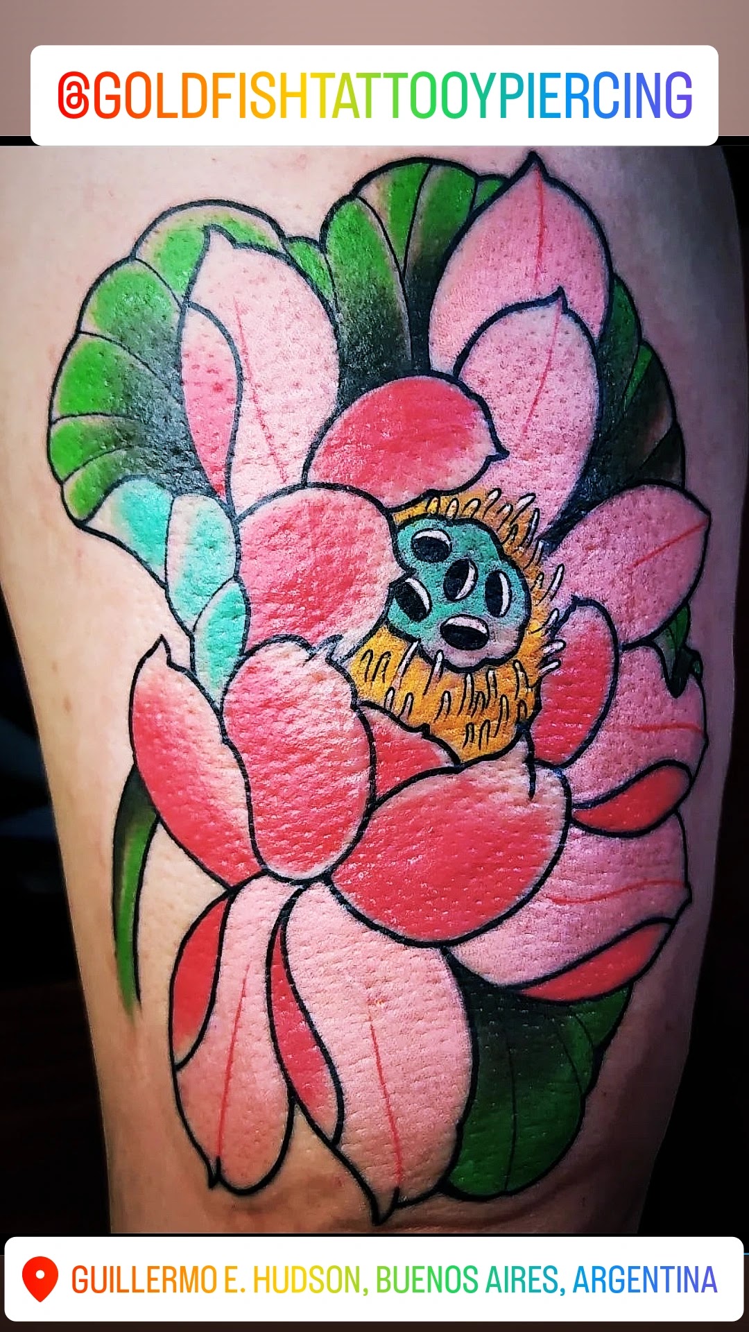 Tatuaje de flor de loto a color realizado en el estudio